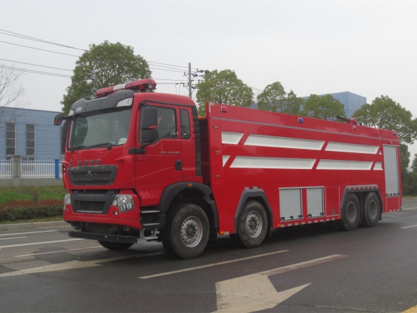 重汽豪沃24噸水罐消防車