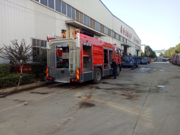 干粉水聯(lián)用消防車